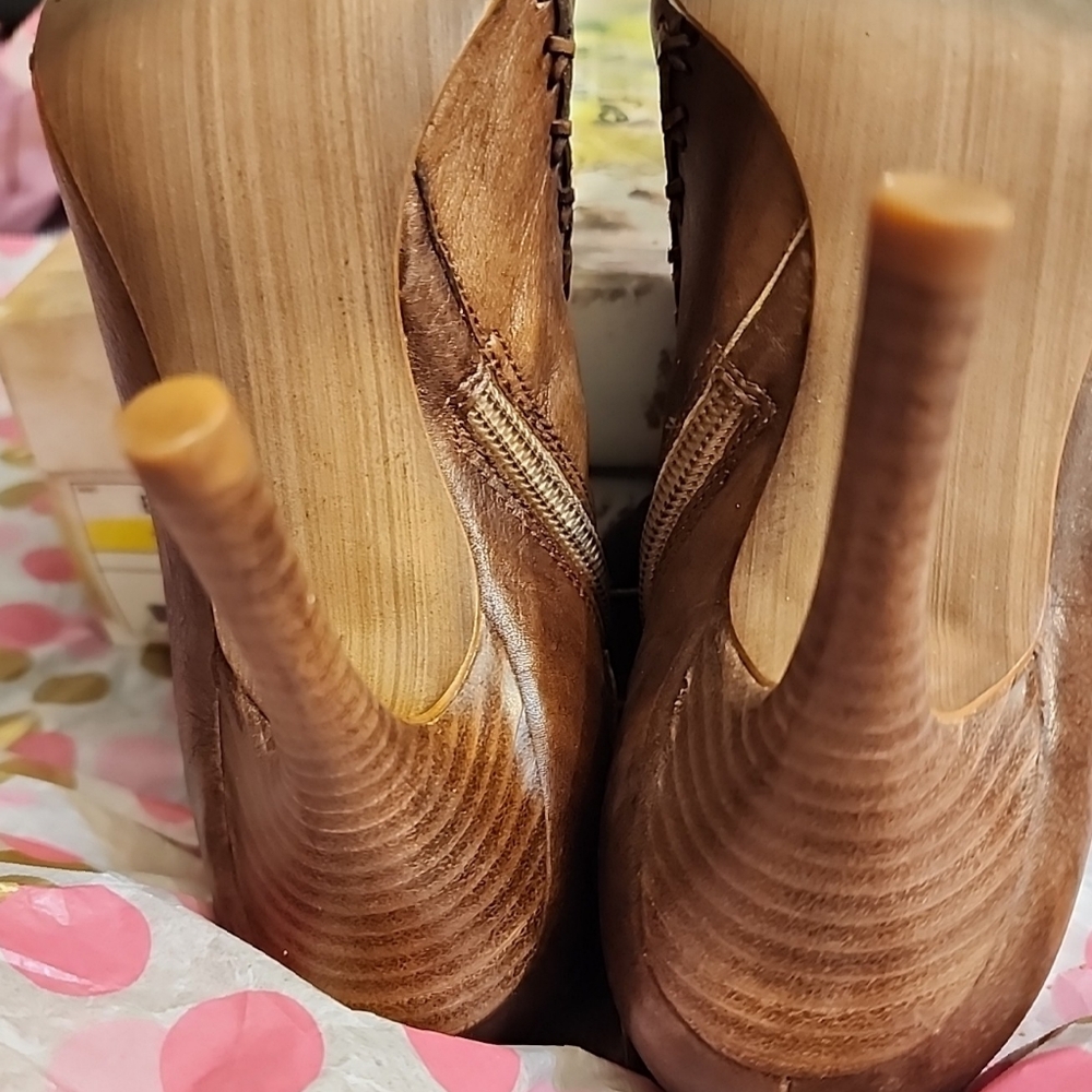 Carlos Leather Ankle Boots size 6.5 made in Brazil (only worn one time) - Picture 4 of 11